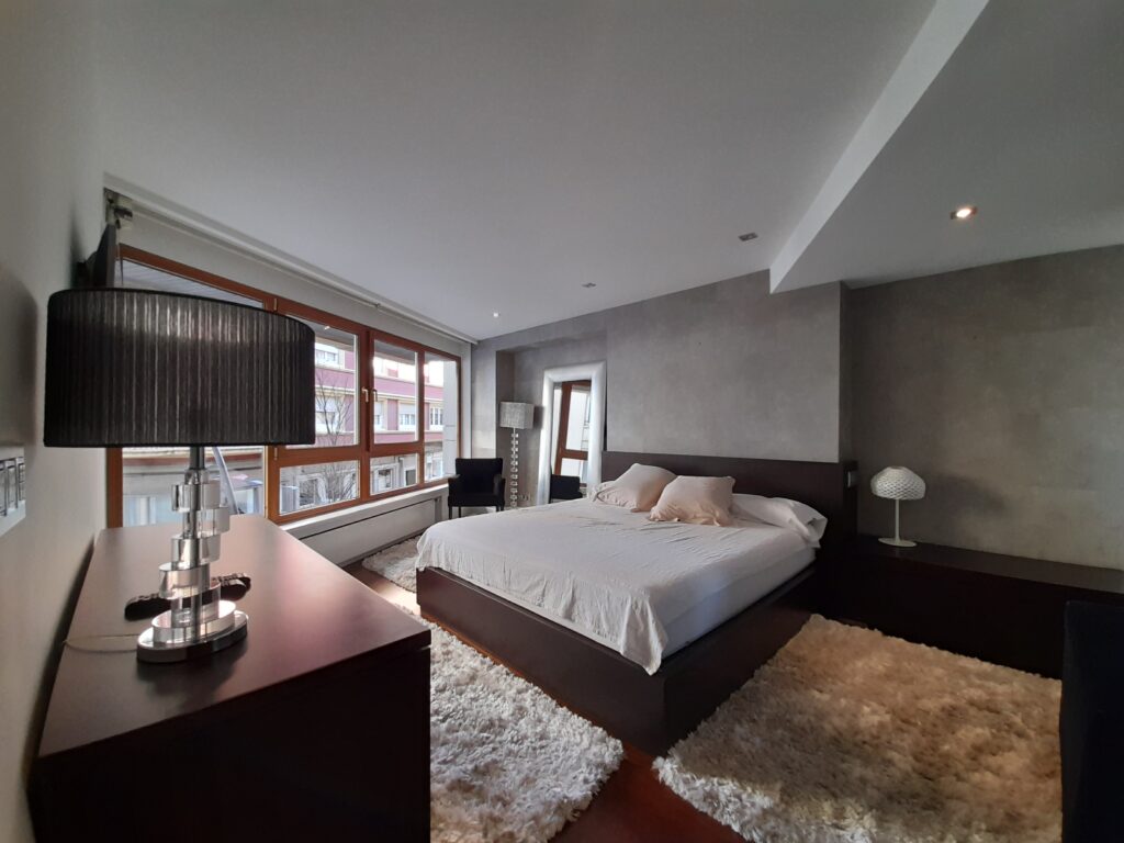 Dormitorio principal de un apartamento en A Coruña, Calle Santa Lucía