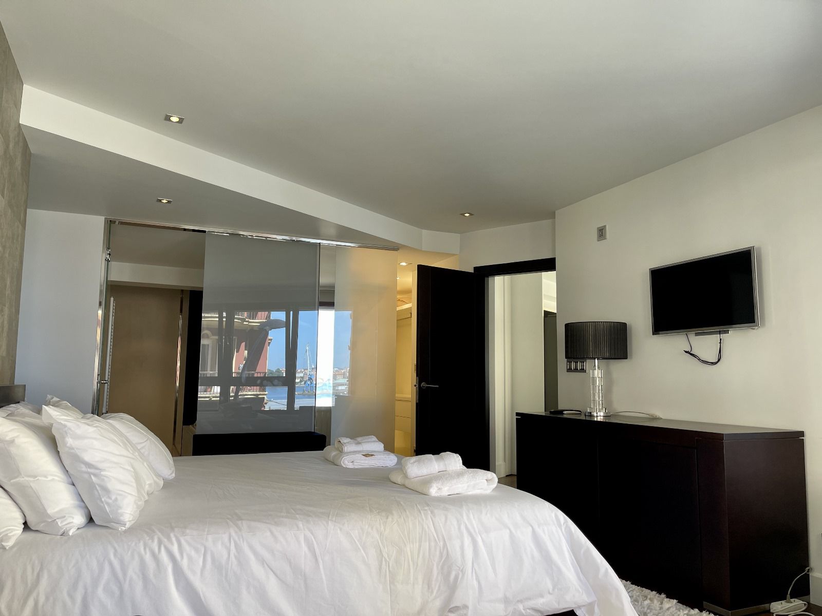 Vistas del dormitorio principal del apartamento de media estancia Calle Santa Lucía en A Coruña