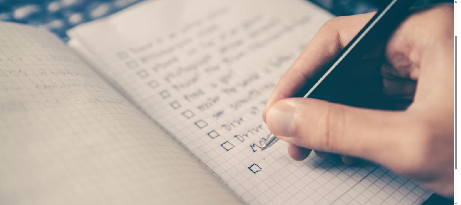 Primeros días en A Coruña: checklist para instalarse sin complicaciones 3 Persona escribiendo checklist de tareas para instalarse en A Coruña sin complicaciones