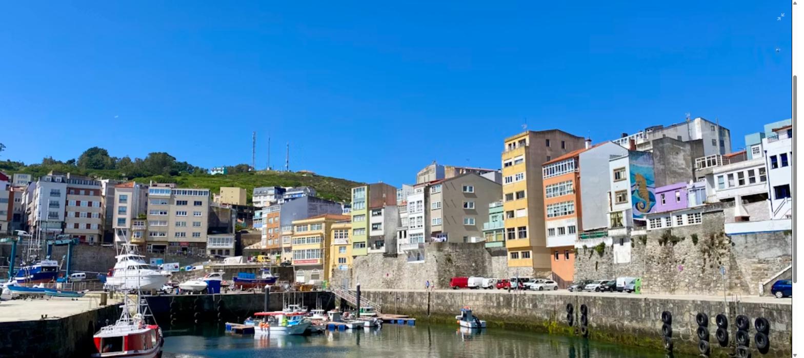 Primeros días en A Coruña: checklist para instalarse sin complicaciones 2 Puerto pesquero de A Coruña con barcos de pesca y fachadas coloridas